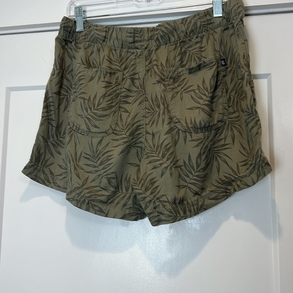 GAP sage green Shorts with Drawstring Waist size medium. - Picture 4 of 8